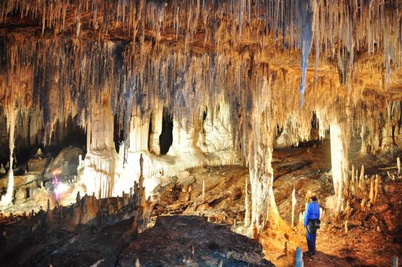 Grande galeria na caverna de São Mateus, no P. E. de Terra Ronca, região de São Domingos - GO